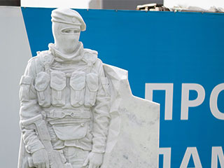 Памятник военному